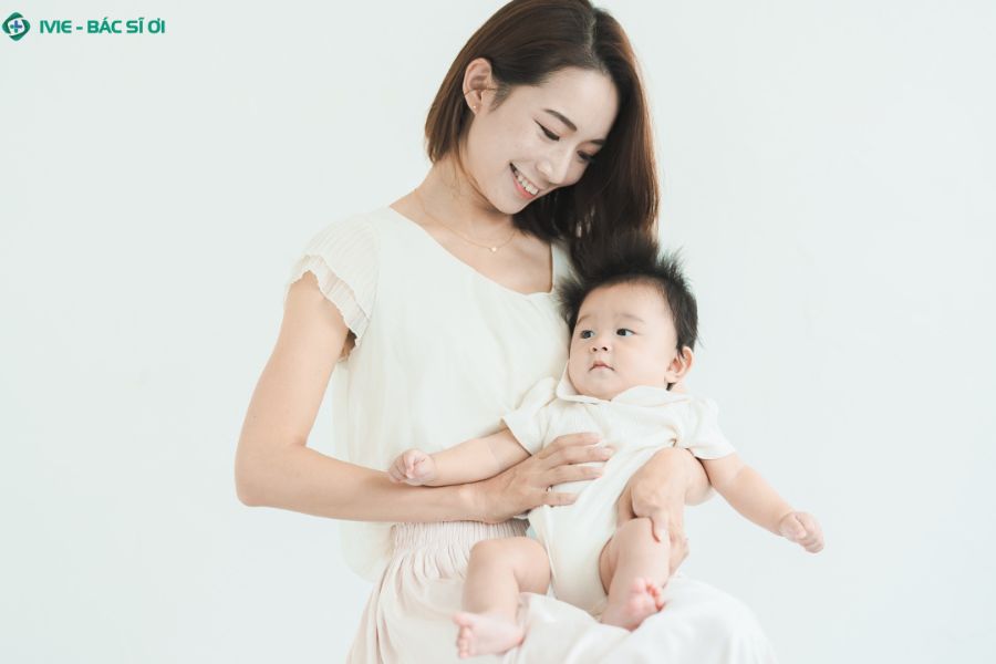 Dấu hiệu bé sẵn sàng tập ngồi