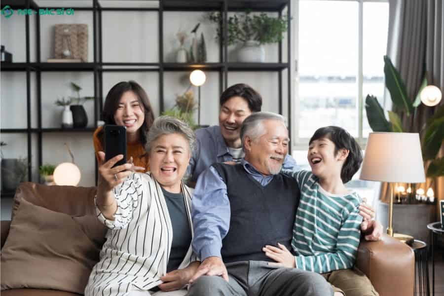 Nỗi lo viện phí và chăm sóc sức khỏe cho cha mẹ lớn tuổi luôn là trăn trở lớn của những người con