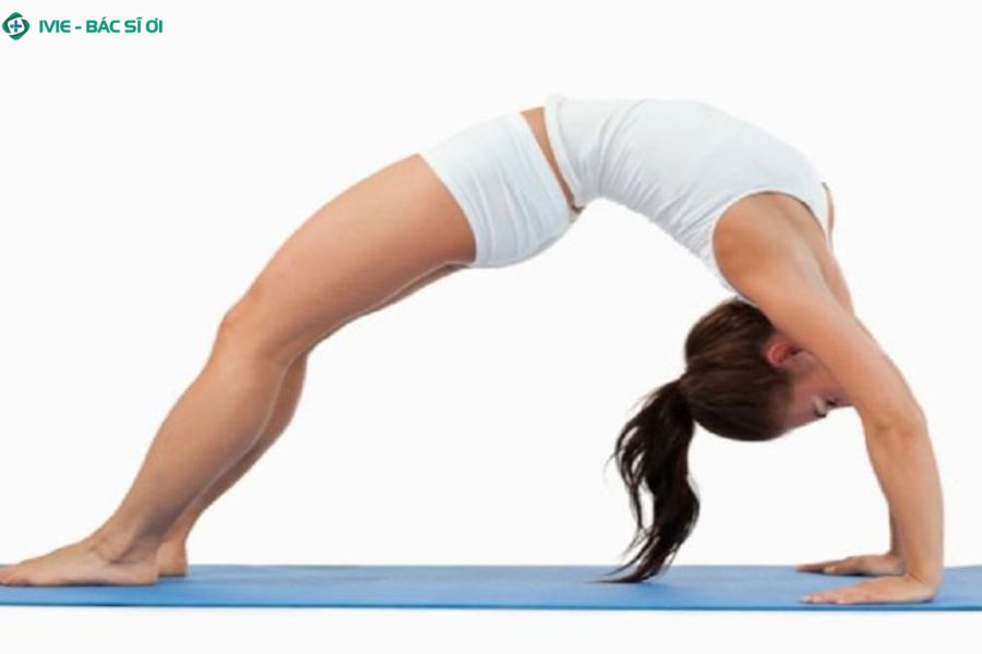 Tư thế lộn ngược là bài tập yoga giúp kéo giãn vùng hông, mông và cột sống