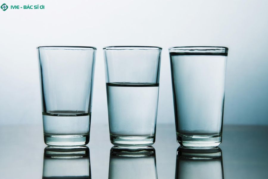 Chia nhỏ lượng nước, uống rải đều trong ngày để cơ thể hấp thu tốt hơn và giảm buồn tiểu liên tục