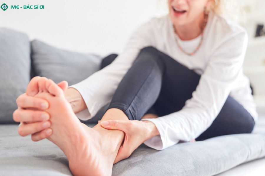 Biện pháp xử lý đau ngón chân tại nhà như chườm lạnh, thay giày phù hợp và nghỉ ngơi đúng cách