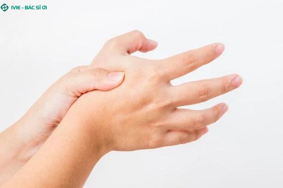 Bị đau ngón tay cái khi ngủ dậy có sao không?