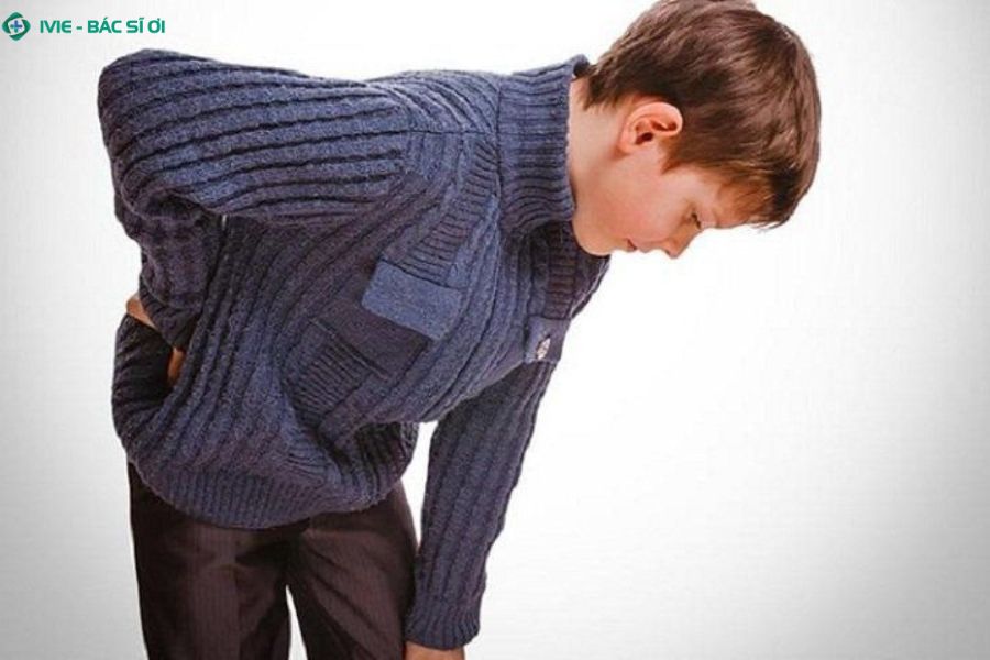 Nếu không phát hiện sớm, cong vẹo cột sống có thể ảnh hưởng đến ngoại hình, chiều cao, hô hấp và gây đau kéo dài về sau