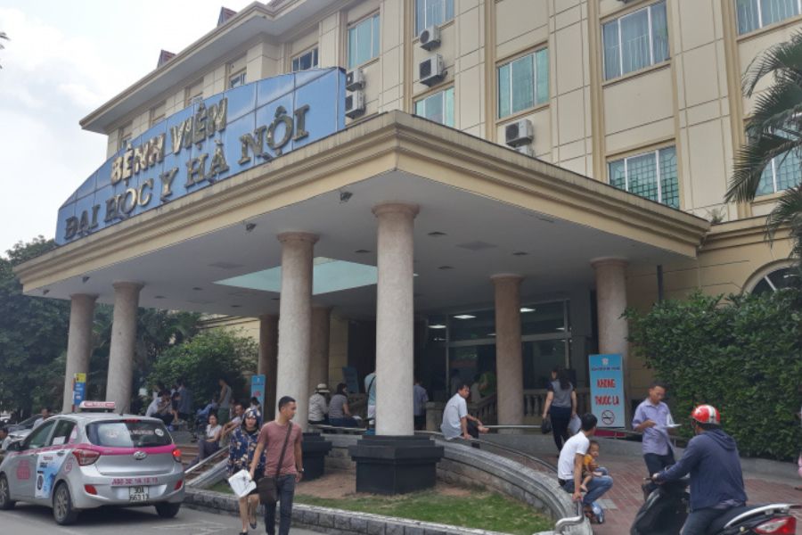 Cổng chính khang trang tại địa chỉ bệnh viện Đại học Y Hà Nội - Số 1 Tôn Thất Tùng, Đống Đa