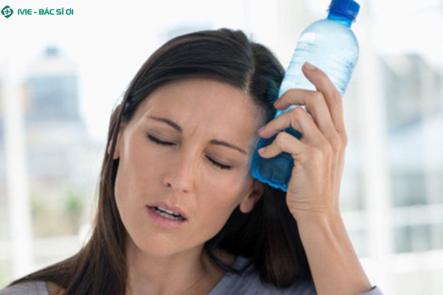 Cơ thể mất nước khiến nước tiểu đặc và dễ nổi bọt