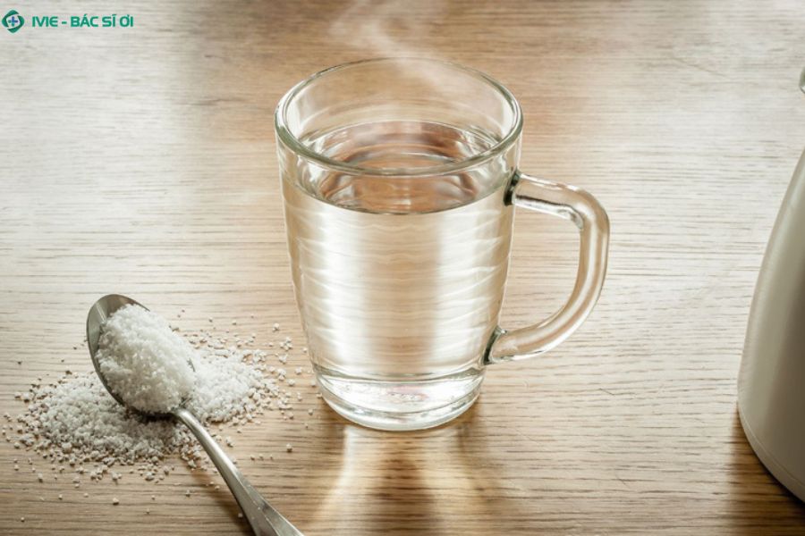 Cách sử dụng nước muối ấm để làm dịu cổ họng và giảm viêm cho trẻ