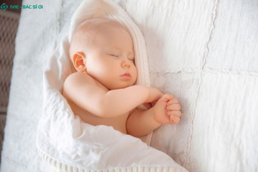 Nguy cơ khi trẻ ngủ nghiêng lệch một bên quá lâu