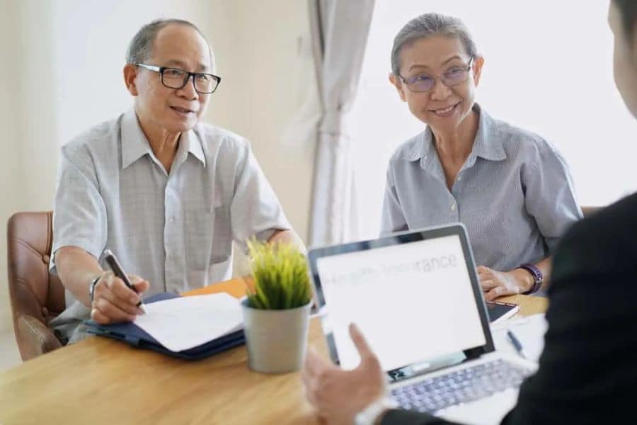 Trang bị bảo hiểm sức khỏe sớm cho cha mẹ giúp gia đình chủ động trước mọi rủi ro y tế phát sinh