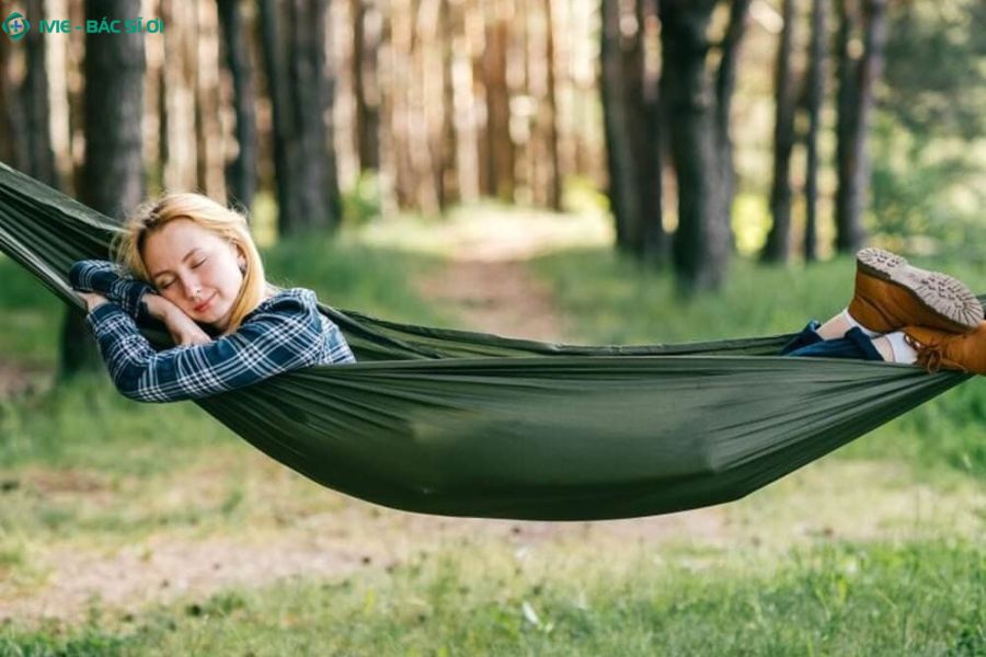 Giữ tư thế đúng, chọn võng phù hợp và giới hạn thời gian giúp nằm võng an toàn, tránh gù lưng.