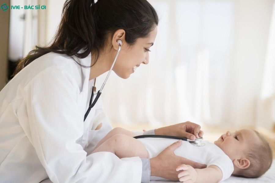 Khi nào trẻ 2 tháng tuổi bị trào ngược cần đi khám bác sĩ