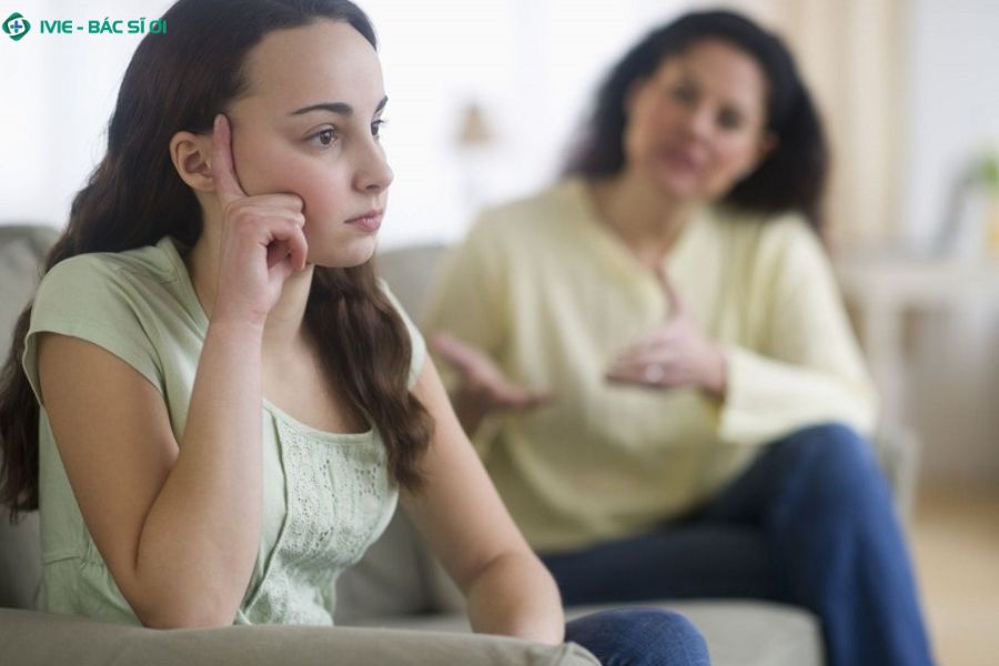 Thay vì chỉ trích, việc trở thành một người bạn đồng hành tin cậy sẽ giúp con tự tin chia sẻ và tiếp nhận kiến thức giới tính đúng đắn