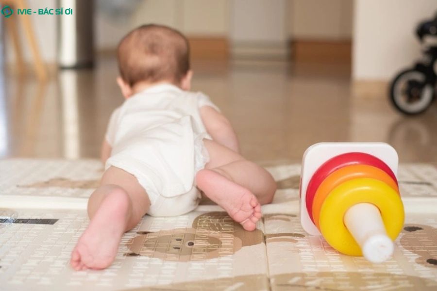 Nguyên nhân trẻ 3 tháng tuổi đi tướt khi tập lẫy