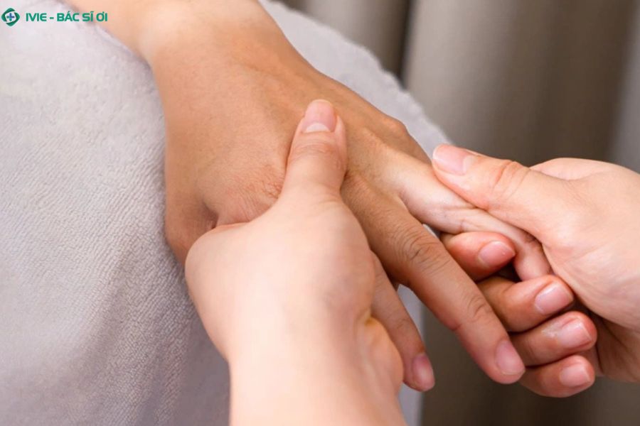 Chườm lạnh, nghỉ ngơi và ăn thực phẩm chống viêm giúp giảm sưng đau ngón tay nhẹ