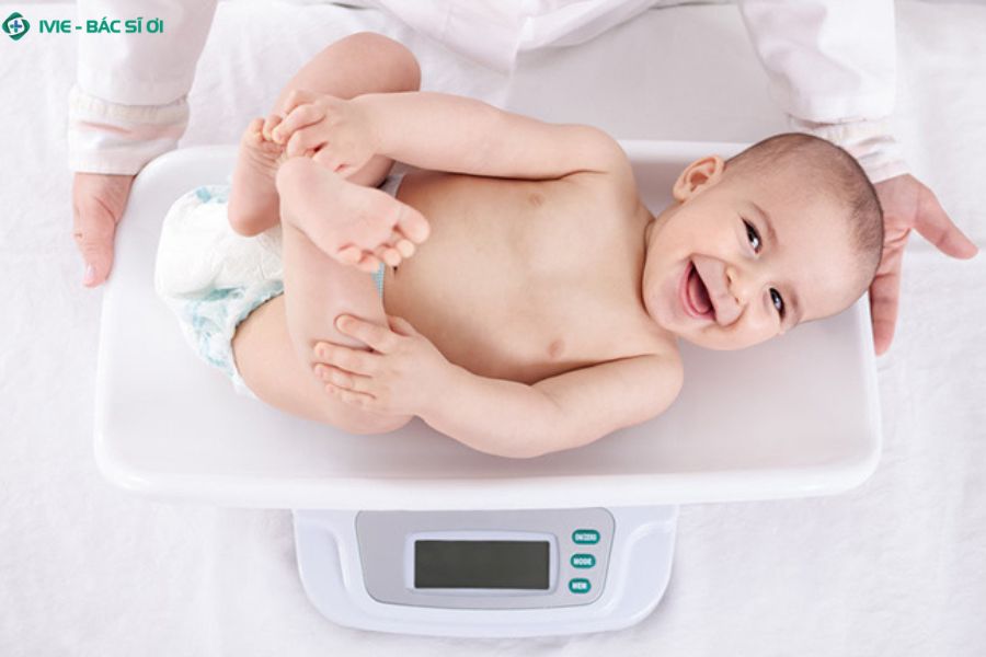 Cân nặng ảnh hưởng thế nào đến phát triển của bé 7 tháng?