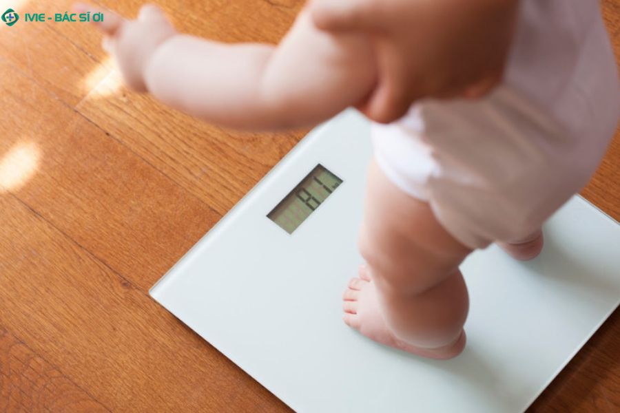 3 yếu tố ảnh hưởng cân nặng bé 7 tháng: dinh dưỡng, sức khỏe, di truyền