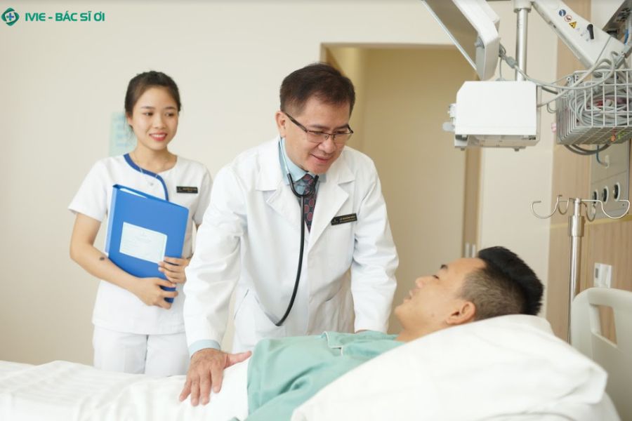 Bệnh nhân sau nội soi đại tràng cần đợi tỉnh táo và ổn định mới được ăn lại để tránh rối loạn tiêu hóa