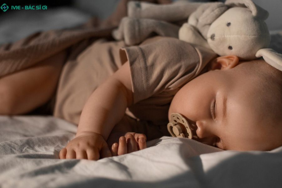 Bé 5 tháng ngủ sâu cả đêm, da hồng hào, bú tốt và tiểu đều ban ngày dấu hiệu cơ thể vẫn khỏe