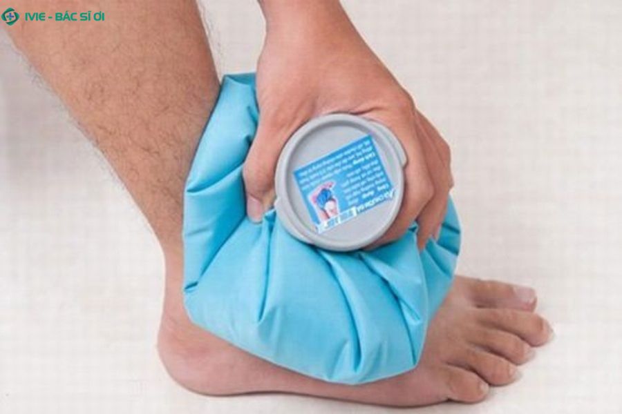 Chườm lạnh trong 10-15 phút giúp giảm viêm nếu có sưng tấy