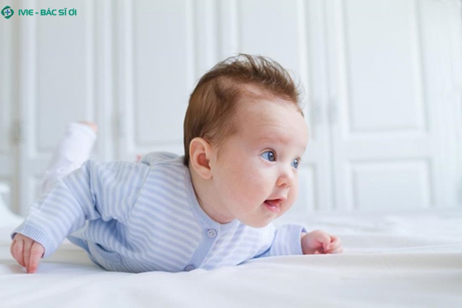 Tummy time là cho bé nằm sấp khi thức, có người lớn theo dõi