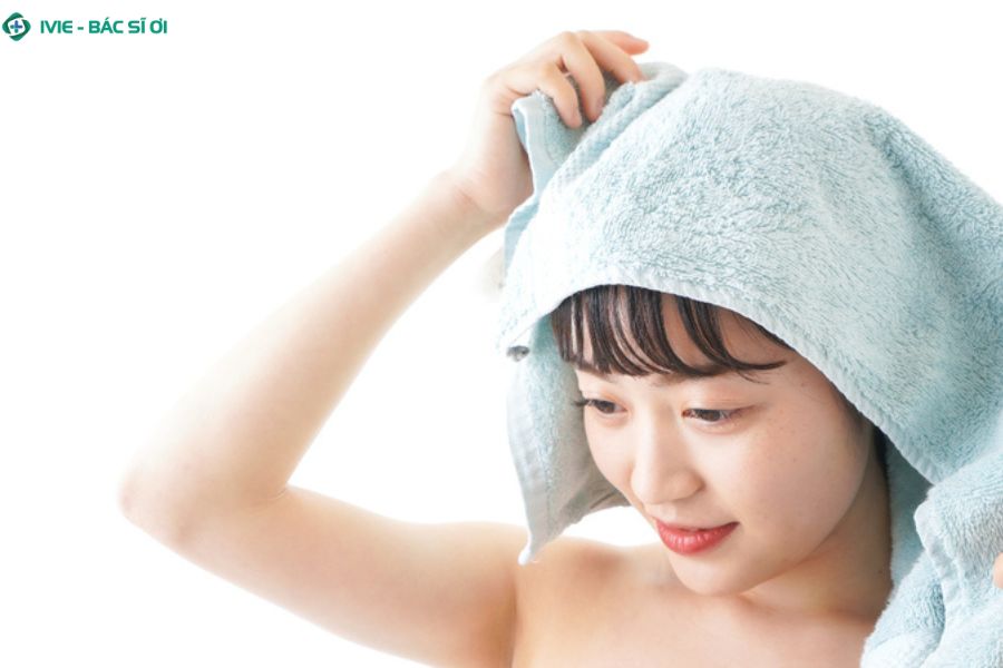 Tắm nhanh với nước ấm và giữ ấm cơ thể sau khi tắm giúp người bị cúm A an toàn và mau hồi phục