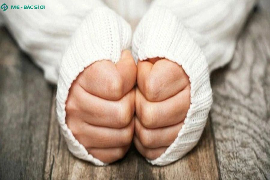 Giữ ấm tay vào mùa lạnh, đặc biệt là những người viêm khớp