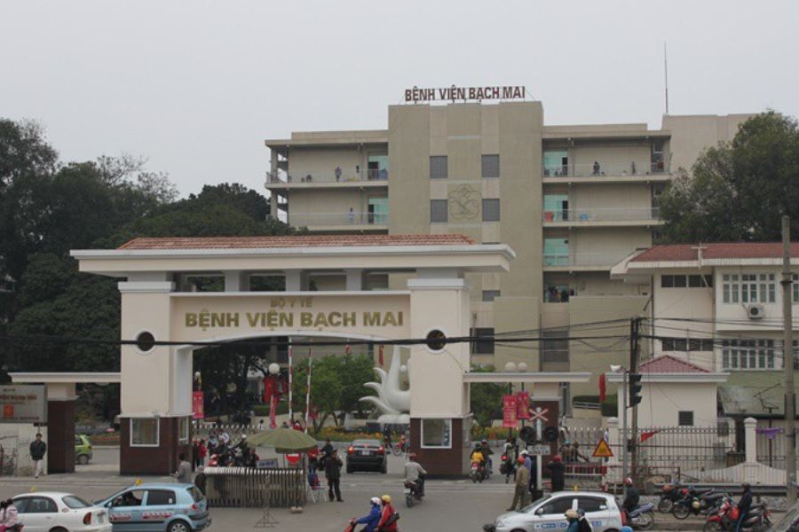 Vị trí cổng 2 bệnh viện bạch mai nằm trên đường Giải Phóng, là lối vào chính dành riêng cho xe máy