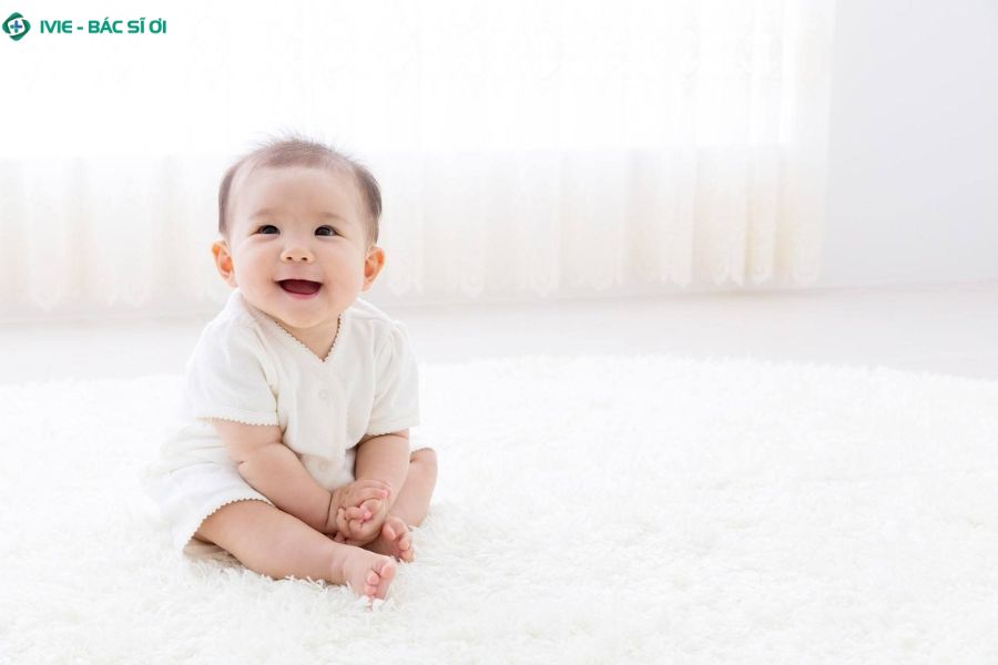 Bế sai tư thế, cho con tập ngồi quá sớm những thói quen tưởng vô hại có thể khiến trẻ sơ sinh bị gù lưng