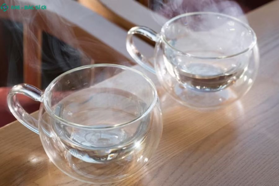 Sử dụng nước ấm để giúp bụng thoải mái hơn