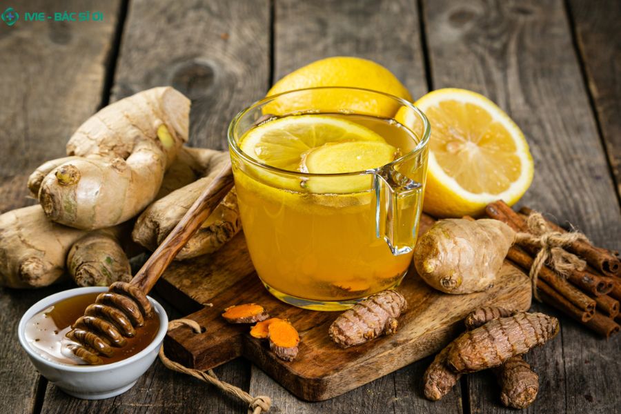 Trà gừng mật ong giúp giảm sốt, làm dịu cổ họng và hỗ trợ phục hồi nhanh khi trẻ bị viêm amidan