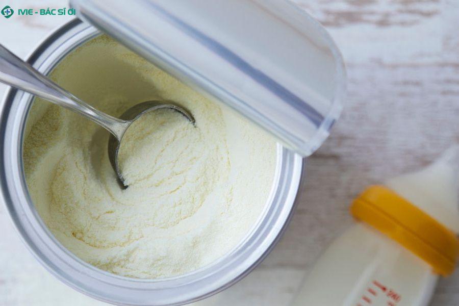 Phân xanh vàng do sữa công thức hoặc đổi sữa