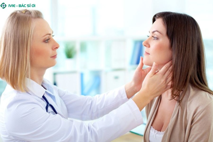 Khi nào cần đi khám bác sĩ? Mẩn đỏ kéo dài, lan nhanh, kèm sốt hoặc tiền sử dị ứng nặng đều cần thăm khám sớm