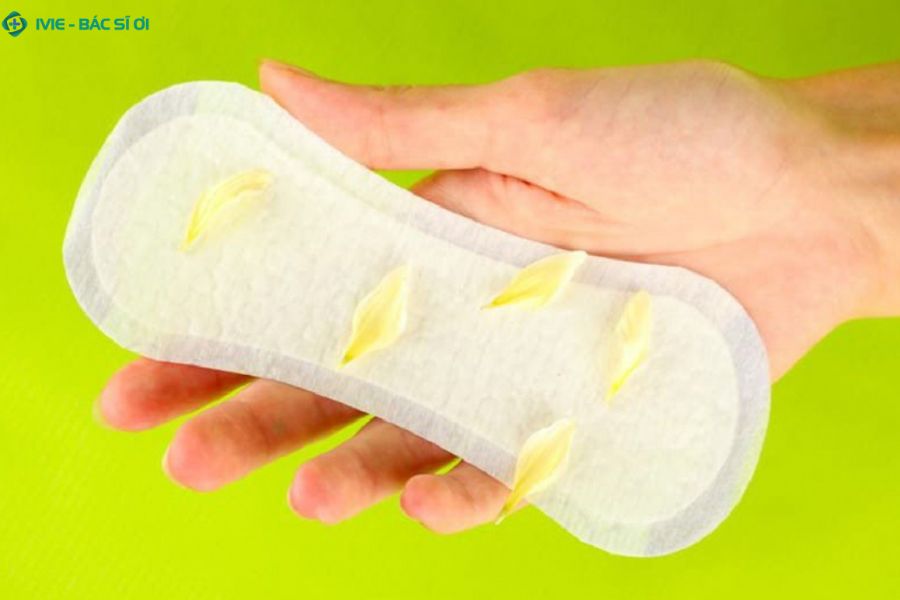 Sau sinh 1 tháng ra dịch màu vàng không mùi có bình thường không?