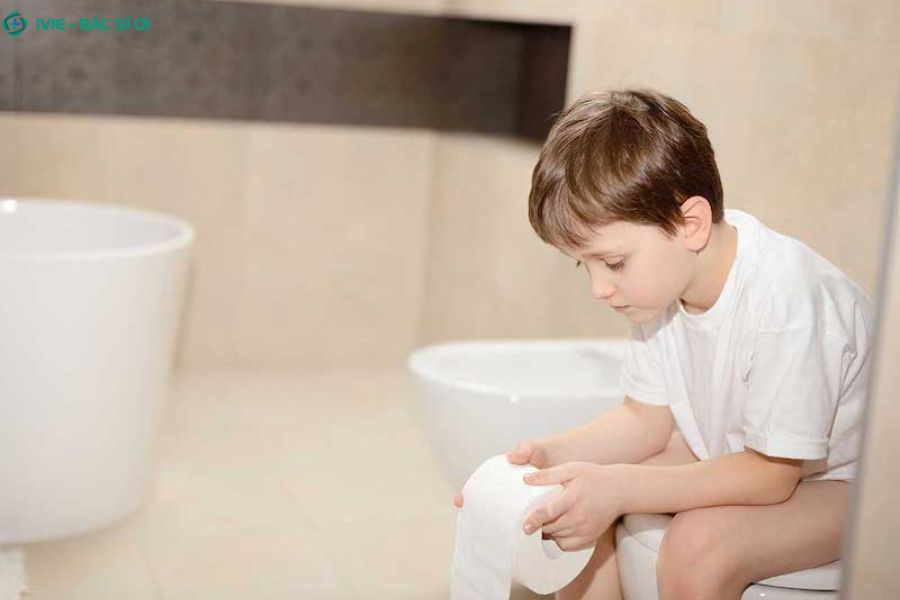 Nguyên nhân sinh lý khiến trẻ 7 tuổi đi tiểu nhiều lần trong ngày