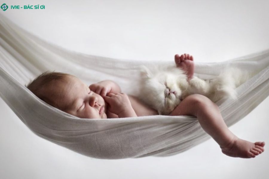 Trẻ nhỏ nằm võng nhiều dễ hình thành nhiều tiềm ẩn ảnh hưởng đến phát triển cột sống và thần kinh