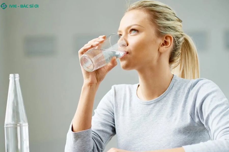 Uống nước đúng cách từng ngụm nhỏ, đều đặn mỗi ngày để cơ thể luôn khỏe mạnh