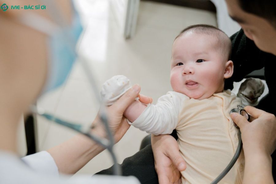 Dấu hiệu sốt ở trẻ 7 tháng cần đi khám ngay