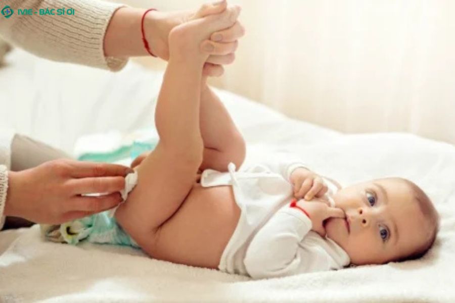 Đi ngoài sinh lý ở trẻ 3 tháng tuổi