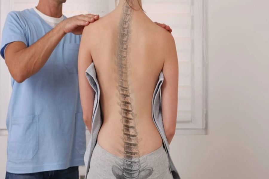 Việc phát hiện sớm và thăm khám các dấu hiệu bất thường ở cột sống là rất quan trọng