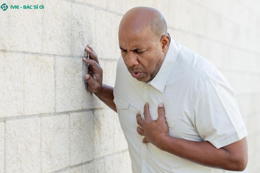 Tức ngực khó thở là gì? Triệu chứng phổ biến có thể liên quan tim, phổi hoặc tiêu hóa