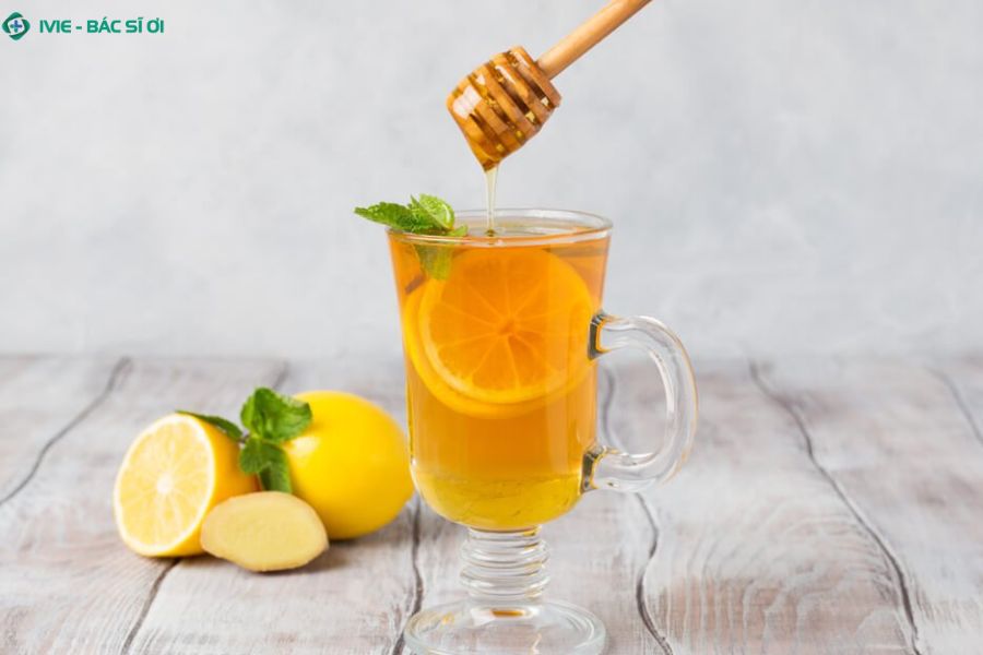 Uống nước ấm pha chanh và mật ong mỗi ngày giúp làm dịu cổ họng, giảm ho và tăng cường sức đề kháng