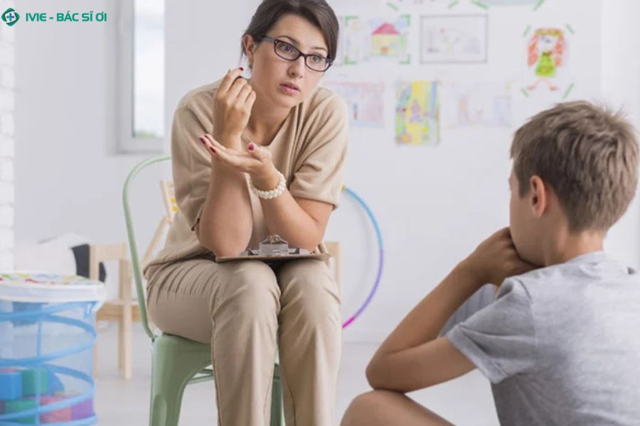 Chuyên gia tâm lý đóng vai trò cầu nối giúp học sinh và phụ huynh hiểu nhau hơn trong những giai đoạn nhạy cảm