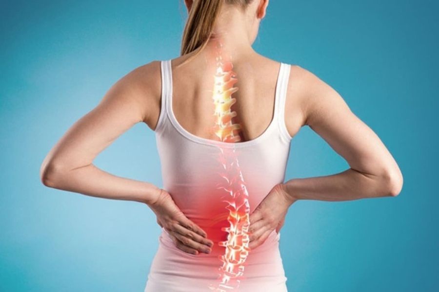 Cột sống cong vẹo khiến tư thế đi đứng mất cân đối