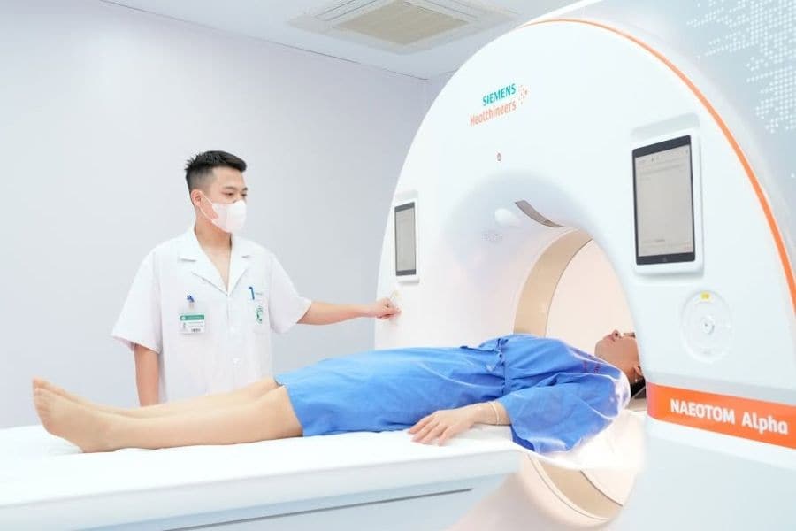 Quy trình các bước thăm khám và chụp chiếu được hướng dẫn chi tiết bằng sơ đồ trực quan tại lối đi