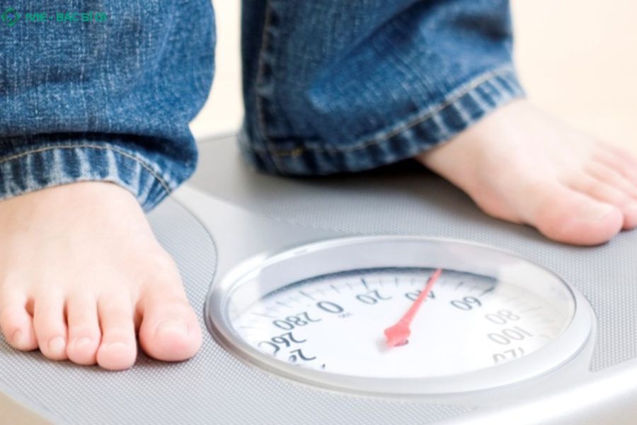 Duy trì cân nặng hợp lý giúp giảm áp lực lên khớp và bảo vệ mật độ xương