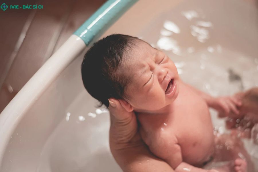 Bé 6 tháng có cần tắm hằng ngày không?