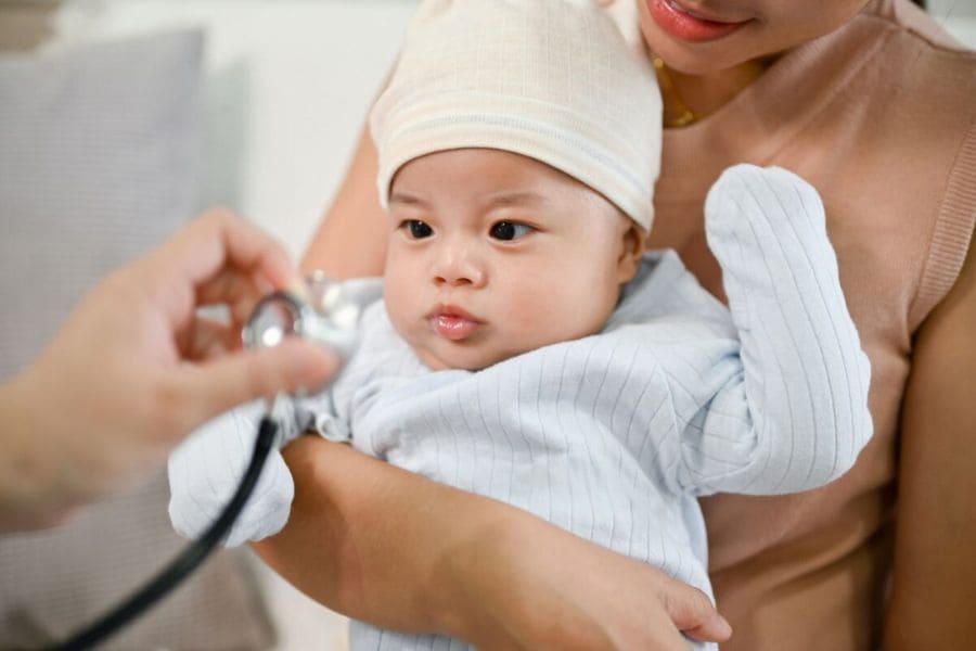 Trang bị bảo hiểm sức khỏe cho bé dưới 1 tuổi giúp gia đình gạt bỏ nỗi lo viện phí và tiếp cận dịch vụ y tế chất lượng cao