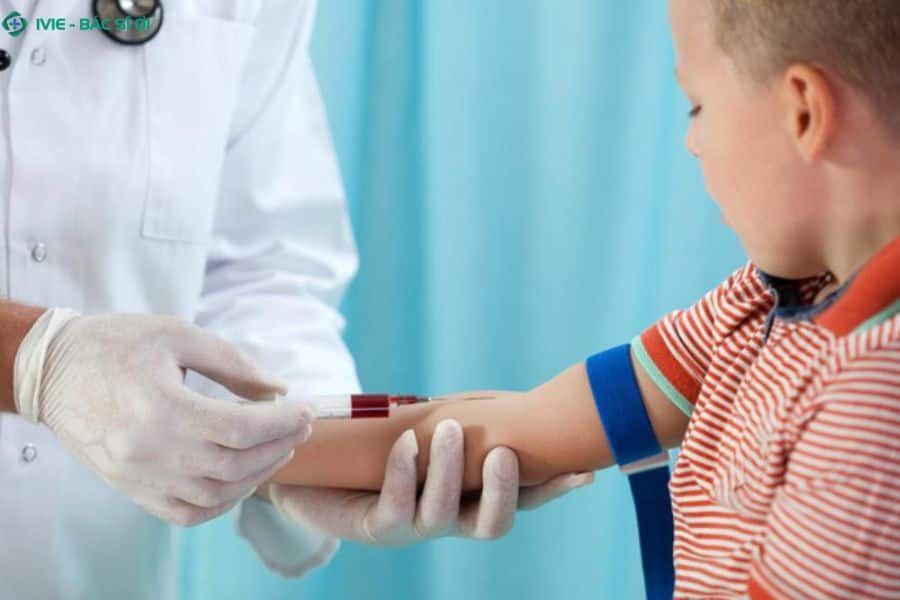 Cần đưa trẻ đi khám chuyên khoa để chẩn đoán chính xác nguyên nhân tăng men gan
