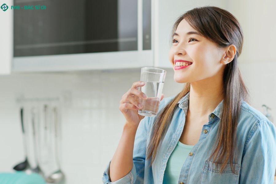 Uống nước vừa đủ theo nhu cầu cơ thể, quan sát màu nước tiểu để biết bạn đã uống đủ hay chưa