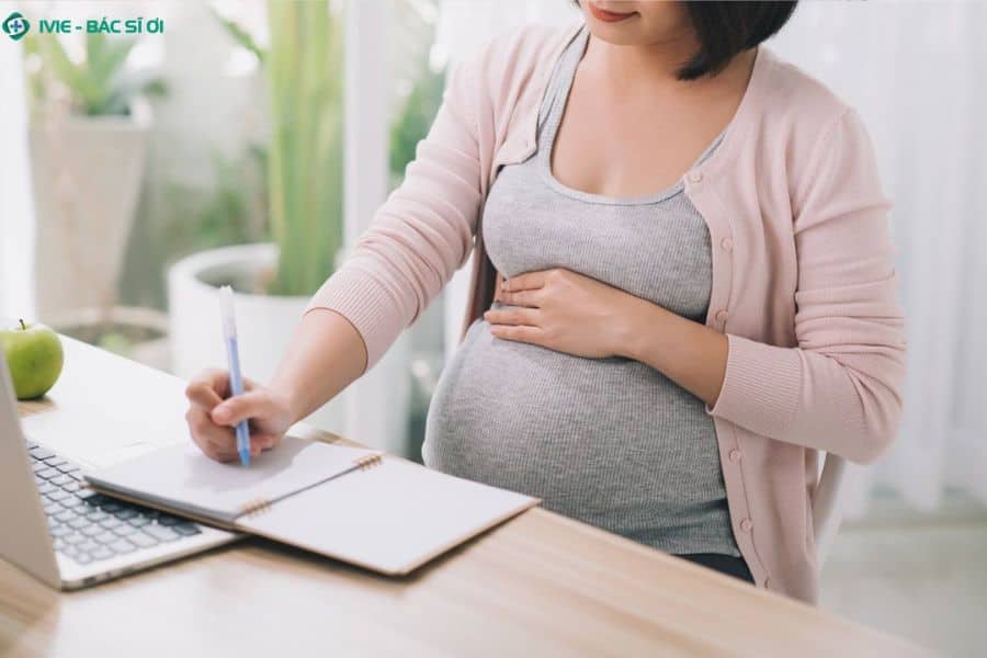 Mẹ bầu nên lưu ý quy định về thời gian chờ khi tìm hiểu các gói bảo hiểm thai sản thương mại