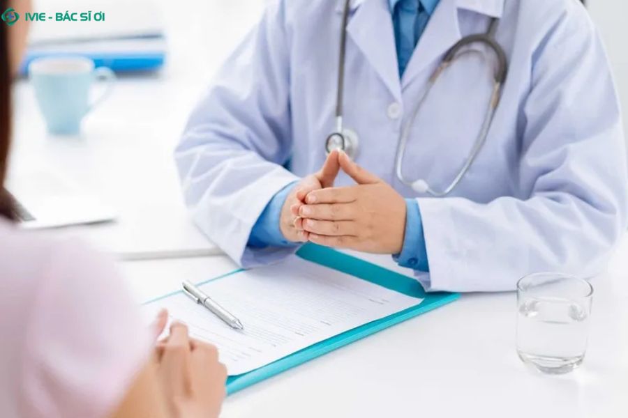 Sưng đau ngón tay kéo dài, có mủ hoặc sốt là dấu hiệu cần khám bác sĩ ngay